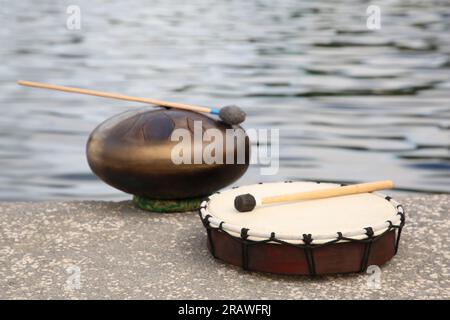 Drum yang berbeda, palu lunak danDrum yang berbeda, palu lunak dan  