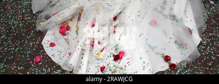Traine de robe blanche de mari?�e au sol avec petales de fleurs et confettis format panoramique 