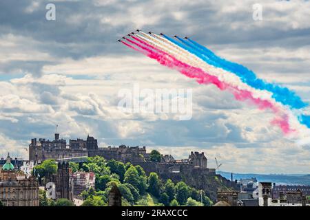 The RAF Red Arrows flypast Edinburgh Castle on 5 July after King Charles III presented Honours of Scotland and  Service of Thanksgiving ( Scottish Cro Stock Photo