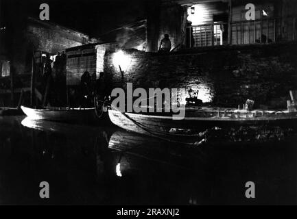 NASTASSJA KINSKI and AL PACINO in night harbour scene in REVOLUTION 1985 director HUGH HUDSON writer Robert Dillon music John Corigliano costume design John Mollo producer Irwin Winkler UK-Norway co-production Goldcrest Films International / Viking Films / Warner Bros. (US) - Columbia-EMI-Warner Stock Photo