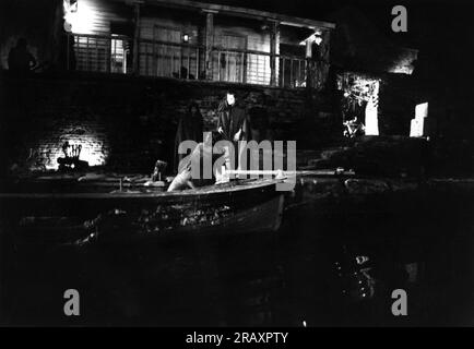 NASTASSJA KINSKI and AL PACINO in night harbour scene in REVOLUTION 1985 director HUGH HUDSON writer Robert Dillon music John Corigliano costume design John Mollo producer Irwin Winkler UK-Norway co-production Goldcrest Films International / Viking Films / Warner Bros. (US) - Columbia-EMI-Warner Stock Photo