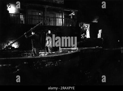 NASTASSJA KINSKI and AL PACINO in night harbour scene in REVOLUTION 1985 director HUGH HUDSON writer Robert Dillon music John Corigliano costume design John Mollo producer Irwin Winkler UK-Norway co-production Goldcrest Films International / Viking Films / Warner Bros. (US) - Columbia-EMI-Warner Stock Photo