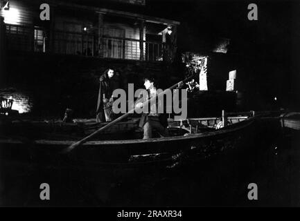 NASTASSJA KINSKI and AL PACINO in night harbour scene in REVOLUTION 1985 director HUGH HUDSON writer Robert Dillon music John Corigliano costume design John Mollo producer Irwin Winkler UK-Norway co-production Goldcrest Films International / Viking Films / Warner Bros. (US) - Columbia-EMI-Warner Stock Photo