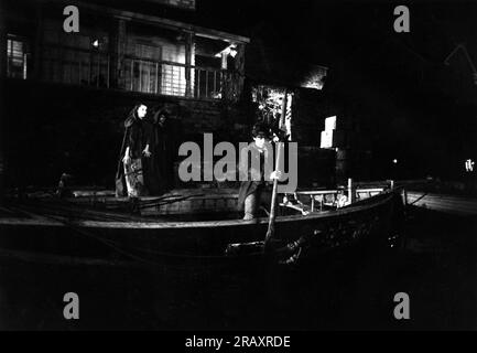 NASTASSJA KINSKI and AL PACINO in night harbour scene in REVOLUTION 1985 director HUGH HUDSON writer Robert Dillon music John Corigliano costume design John Mollo producer Irwin Winkler UK-Norway co-production Goldcrest Films International / Viking Films / Warner Bros. (US) - Columbia-EMI-Warner Stock Photo