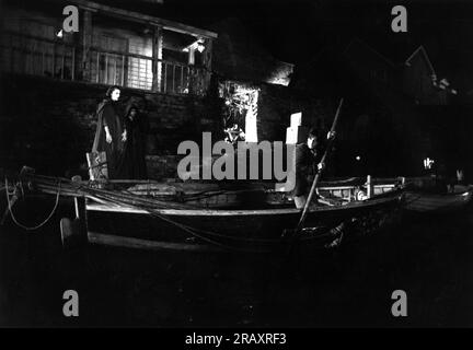 NASTASSJA KINSKI and AL PACINO in night harbour scene in REVOLUTION 1985 director HUGH HUDSON writer Robert Dillon music John Corigliano costume design John Mollo producer Irwin Winkler UK-Norway co-production Goldcrest Films International / Viking Films / Warner Bros. (US) - Columbia-EMI-Warner Stock Photo