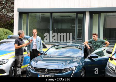 05 July 2023, Saarland, Saarbrücken: Actors Daniel Sträßer (m) and Vladimir Burlakov (r) during filming of the SR crime series 'Jackpot' in Saarbrücken. Photo: Katja Sponholz/dpa Stock Photo