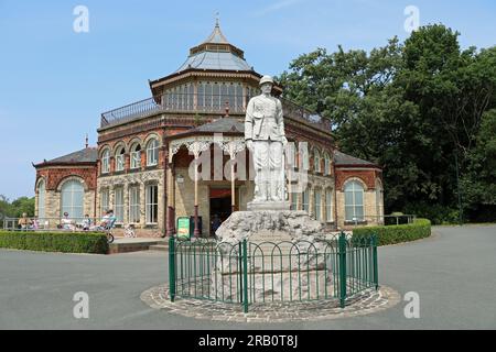 Mesnes Park cafe and Boer War Memorial in Wigan Stock Photo