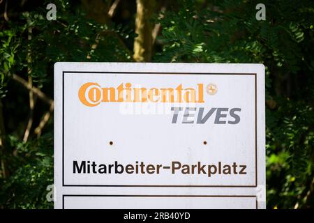 Gifhorn, Germany. 07th July, 2023. A sign shows the way to the employee parking lot of the Continental plant. Automotive supplier Continental plans to close its loss-making plant in Gifhorn by the end of 2027. Credit: Julian Stratenschulte/dpa/Alamy Live News Stock Photo