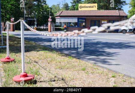 Gifhorn, Germany. 07th July, 2023. Chains for cordoning off hang in front of the Continental plant. Automotive supplier Continental plans to close its loss-making plant in Gifhorn by the end of 2027. Credit: Julian Stratenschulte/dpa/Alamy Live News Stock Photo