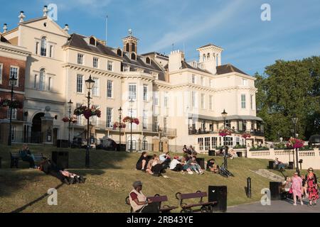 People relaxing in front of the Pitcher & Piano overlooking the River Thames, Richmond Upon Thames, London, England, U.K. Stock Photo