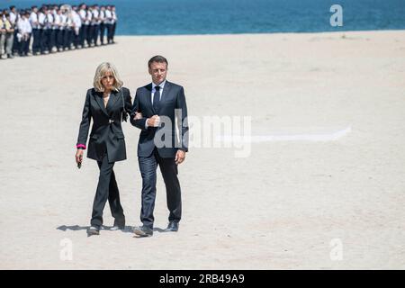 Ouistreham, France. 07th July, 2023. French President Emmanuel Macron and his wife Brigitte Macron leave following a national tribute to late Leon Gautier, French WWII veteran and the last surviving member of French Captain Philippe Kieffer's green berets commando that waded ashore on D-Day alongside Allied troops to begin the liberation of France, during a ceremony on the beach in Ouistreham, Normandy, on July 7, 2023. Photo by Eliot Blondet/ABACAPRESS.COM Credit: Abaca Press/Alamy Live News Stock Photo