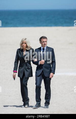 Ouistreham, France. 07th July, 2023. French President Emmanuel Macron and his wife Brigitte Macron leave following a national tribute to late Leon Gautier, French WWII veteran and the last surviving member of French Captain Philippe Kieffer's green berets commando that waded ashore on D-Day alongside Allied troops to begin the liberation of France, during a ceremony on the beach in Ouistreham, Normandy, on July 7, 2023. Photo by Eliot Blondet/ABACAPRESS.COM Credit: Abaca Press/Alamy Live News Stock Photo