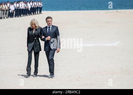 Ouistreham, France. 07th July, 2023. French President Emmanuel Macron and his wife Brigitte Macron leave following a national tribute to late Leon Gautier, French WWII veteran and the last surviving member of French Captain Philippe Kieffer's green berets commando that waded ashore on D-Day alongside Allied troops to begin the liberation of France, during a ceremony on the beach in Ouistreham, Normandy, on July 7, 2023. Photo by Eliot Blondet/ABACAPRESS.COM Credit: Abaca Press/Alamy Live News Stock Photo