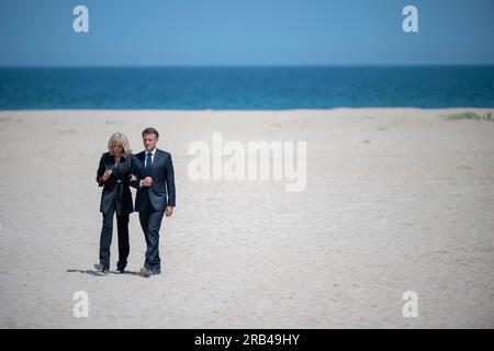 Ouistreham, France. 07th July, 2023. French President Emmanuel Macron and his wife Brigitte Macron leave following a national tribute to late Leon Gautier, French WWII veteran and the last surviving member of French Captain Philippe Kieffer's green berets commando that waded ashore on D-Day alongside Allied troops to begin the liberation of France, during a ceremony on the beach in Ouistreham, Normandy, on July 7, 2023. Photo by Eliot Blondet/ABACAPRESS.COM Credit: Abaca Press/Alamy Live News Stock Photo