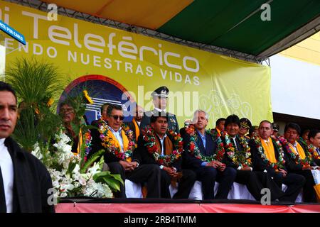 El Alto, Bolivia, 15th September 2014. Bolivian president Evo Morales (right of centre) and vice president Alvaro Garcia Linera (to the left) at the station in Ciudad Satelite during the inauguration ceremony of the Yellow Line. The Yellow Line is the second of three cable car lines to be opened this year, and is part of an ambitious project to relieve traffic congestion. The first line opened in May, when all three are open they will be the world's longest urban cable car system. The system has been built by the Austrian company Doppelmayr Stock Photo