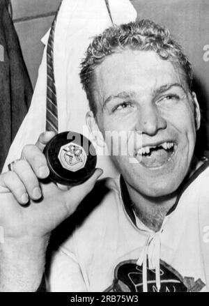 Chicago Black Hawks Bobby Hull (8) tries to stick puck past California ...