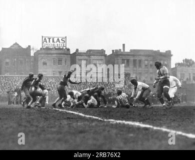 Harold Red Grange, Chicago Bears, Half-Length Portrait, National Photo  Company, 1925 Stock Photo - Alamy