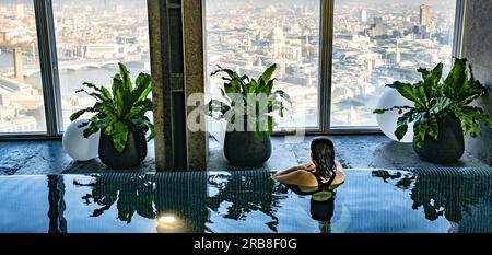 Shangri-La hotel the shard swimming pool.Floating 52 stories above London, our infinity Sky Pool is the highest hotel pool in Western Europe Stock Photo