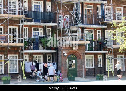 council tenants staying cool outside old style london council housing block in southwark south london england july 7th 2023 Stock Photo