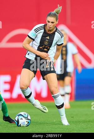 Jule Brand (22; Deutschland) mit Ball in Aktion, Freisteller UEFA