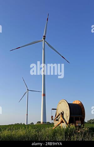 Wind power stations, hose reel, irrigation, Melbeck, Ilmenau joint community, Lower Saxony, Germany Stock Photo