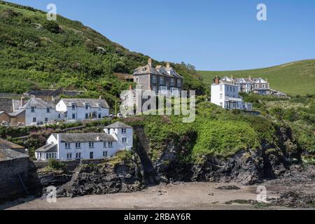 Cottages and traditionally built stone houses on the cliffs of Port Isaac, North Cornwall, England, United Kingdom Stock Photo