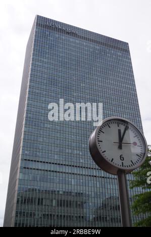 London, UK: JP Morgan building at 25 Bank Street in Canary Wharf, and one of the clocks in the area Stock Photo