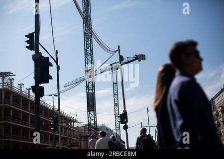 Berlin, Germany. 03rd June, 2023. Pedestrians crossing the street when the traffic light is green. In the background there are construction cranes on a construction site. Credit: Fernando Gutierrez-Juarez/dpa/Alamy Live News Stock Photo