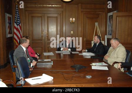 Secretary Dirk Kempthorne and aides meeting at Main Interior with Idaho delegation Stock Photo