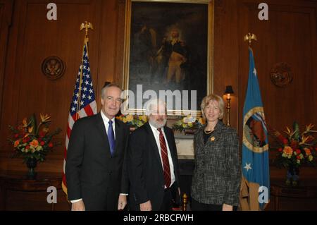 Secretary Dirk Kempthorne and aides receiving visit at Main Interior from former Interior Secretary Gale Norton and Norton's husband, John Hughes Stock Photo