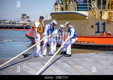 California, USA. 5th July, 2023. Sailors aboard the USS Hampton handle lines as the submarine pulls into Naval Base Point Loma, Calif., July 5, 2023, after a seven-month deployment. Credit: U.S. Navy/ZUMA Press Wire/ZUMAPRESS.com/Alamy Live News Stock Photo