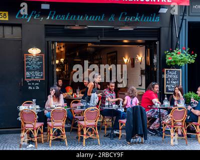 Paris, France, Medium Crowd People, Tourists Relaxing Outside at Paris Café, View, Day, Terrace, busy street scene, french woman paris cafe, french woman paris bistrot Stock Photo