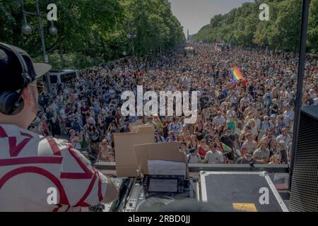 Berlin, Germany. 8th July, 2023. On July 8, 2023, around 200,000 people showed remarkable resilience and passion by participating in the ''Rave the Planet'' demonstration in Berlin's Tiergarten district. Despite the hot weather, the participants gathered in large numbers on the famous Strasse des 17. Juni marched between the Brandenburg Gate and Grosser Stern, Victory Column. (Credit Image: © Michael Kuenne/PRESSCOV via ZUMA Press Wire) EDITORIAL USAGE ONLY! Not for Commercial USAGE! Stock Photo