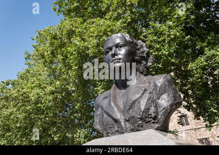 Statue commemorating Violette Szabo, and members of the SOE, on the Albert Embankment, Lambeth, London, England, U.K. Stock Photo