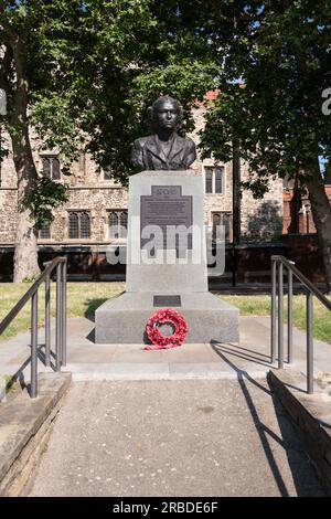 Statue commemorating Violette Szabo, and members of the SOE, on the Albert Embankment, Lambeth, London, England, U.K. Stock Photo