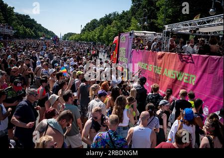Berlin, Germany. 08th July, 2023. People celebrate at the 'Rave the Planet' technoparade on the Straße des 17 Juni. Credit: Fabian Sommer/dpa/Alamy Live News Stock Photo