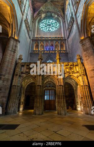 The rood screen, in the south transept of the Cathédrale Notre-Dame  in town of Rodez. Department of Aveyron in the Occitanie region, France. Stock Photo