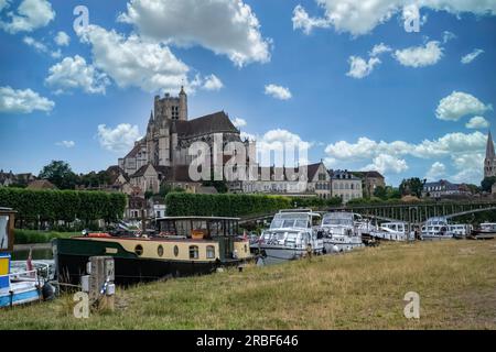 Auxerre, city in Burgundy, view of the river and the cathedral, from the harbor Stock Photo