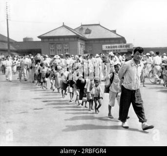 Taegu, Korea:  July 19, 1950 South Korean refugees from Taejon fleeing the advancing Red Army arrive in Taegu with only the possesions they can carry. Stock Photo