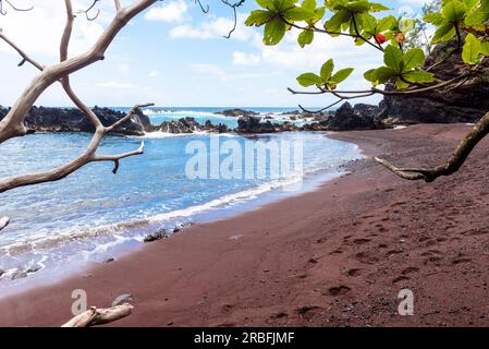 Red sand and blue water of the Pacific on Maui Stock Photo