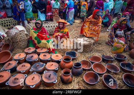 Marche Sandrandahy market, customers at pottery stall, Ambositra, Madagascar Island.  Ambositra is the capital of the Amoron'i Mania region, and of Am Stock Photo