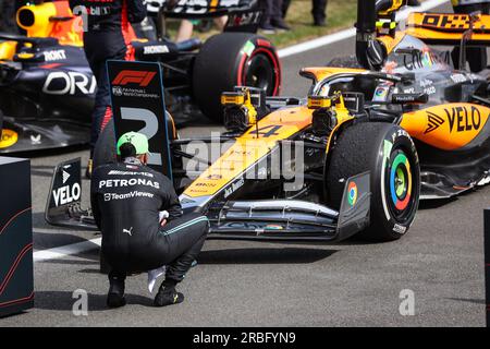 HAMILTON Lewis (gbr), Mercedes AMG F1 Team W14, portrait looking at the McLaren F1 Team MCL60, mechanical detail during the 2023 Formula 1 Aramco British Grand Prix, 10th round of the 2023 Formula One World Championship from July 7 to 9, 2023 on the Silverstone Circuit, in Silverstone, United Kingdom Stock Photo