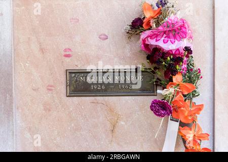 October 25, 2017, Los Angeles, California, USA: Actress Marilyn Monroe's crypt with flowers and kisses at Westwood Memorial Park in Los Angeles Stock Photo