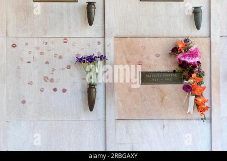 October 25, 2017, Los Angeles, California, USA: Actress Marilyn Monroe's crypt with flowers and kisses at Westwood Memorial Park in Los Angeles Stock Photo