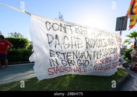 Marina di Pietrasanta, Italy. 09th July, 2023. clashes between police and demonstrators for Daniela Santanchè. Credit: Stefano Dalle Luche/Alamy Live News Stock Photo