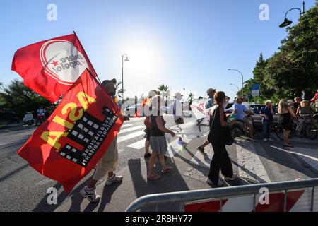 Marina di Pietrasanta, Italy. 09th July, 2023. clashes between police and demonstrators for Daniela Santanchè. Credit: Stefano Dalle Luche/Alamy Live News Stock Photo