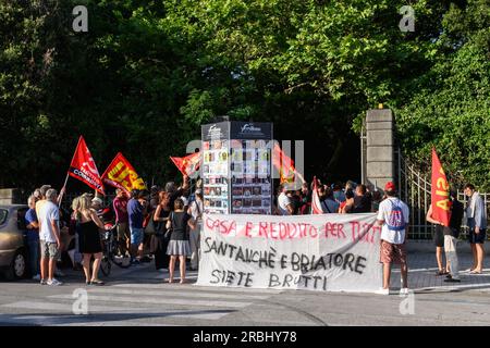 Marina di Pietrasanta, Italy. 09th July, 2023. clashes between police and demonstrators for Daniela Santanchè. Credit: Stefano Dalle Luche/Alamy Live News Stock Photo