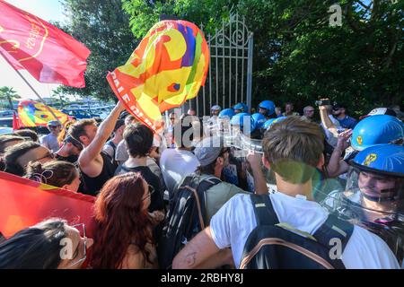 Marina di Pietrasanta, Italy. 09th July, 2023. clashes between police and demonstrators for Daniela Santanchè. Credit: Stefano Dalle Luche/Alamy Live News Stock Photo