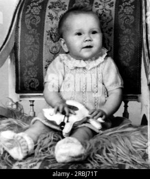 1950 , december , SWEDEN : The celebrated swedish  singer AGNETHA FALTSKOG ( Fältskog ,born 5 april 1950 ) of Pop Group ABBA , when was a young girl aged 8 months at first Christmas  . Unknown photographer. - HISTORY - FOTO STORICHE - personalità da giovane giovani - BAMBINA - BAMBINO - MAMBINI - CHILD - CHILDREN - personality personalities when was young girl - INFANZIA - CHILDHOOD - POP MUSIC - MUSICA - cantante - NATALE - XMAS - SVEZIA --- ARCHIVIO GBB Stock Photo