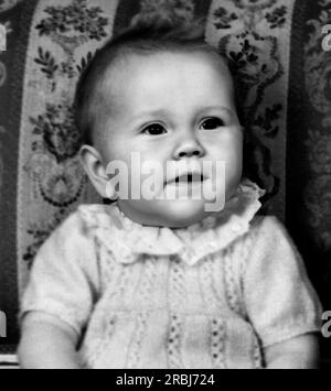 1950 , december , SWEDEN : The celebrated swedish  singer AGNETHA FALTSKOG ( Fältskog ,born 5 april 1950 ) of Pop Group ABBA , when was a young girl aged 8 months at first Christmas  . Unknown photographer. - HISTORY - FOTO STORICHE - personalità da giovane giovani - BAMBINA - BAMBINO - MAMBINI - CHILD - CHILDREN - personality personalities when was young girl - INFANZIA - CHILDHOOD - POP MUSIC - MUSICA - cantante - NATALE - XMAS - SVEZIA --- ARCHIVIO GBB Stock Photo